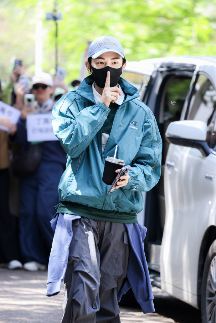 丁禹兮帽子多的可以开店了 帽子富翁丁禹兮,不愧是潮男，他真的有用心在搭配每天的穿