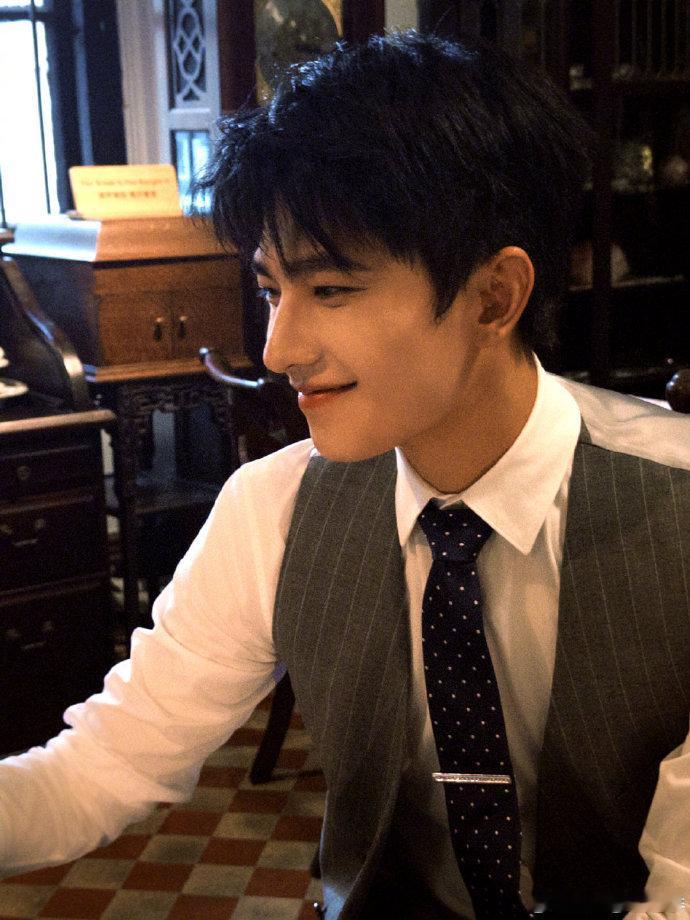 杨洋请客徐若晗剧组杨洋徐若晗的哥妹情太戳了，直接包下剧组奶茶，大气又暖心杨洋请徐