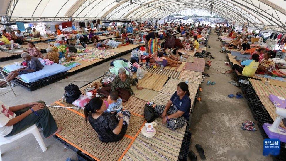 凤凰新闻【泰柬冲突持续，泰国难民中心现场曝光】据凤凰卫视报道，泰柬冲突持续，泰柬