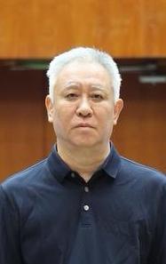 许家印67岁被判无期。
其前妻，儿子却在国外逍遥自在！
不知道头发全白的许家印此
