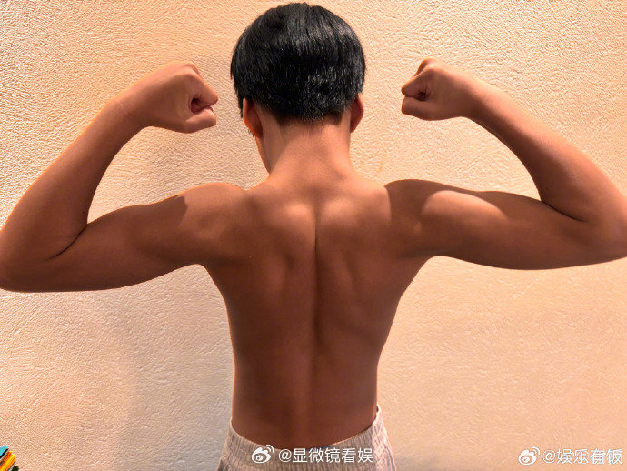 吴京谢楠大儿子肌肉照 晒五年级儿子吴所谓的背肌照，这线条也太优越了吧！不愧是动作