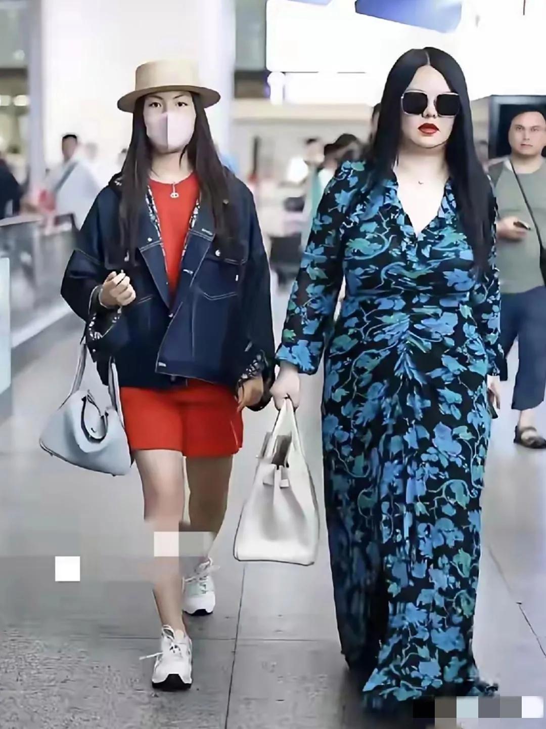 哇塞，镜头中的李湘膀大腰圆，大腹便便，胖到几乎没脖子，气场宛如地主婆；身旁的王诗