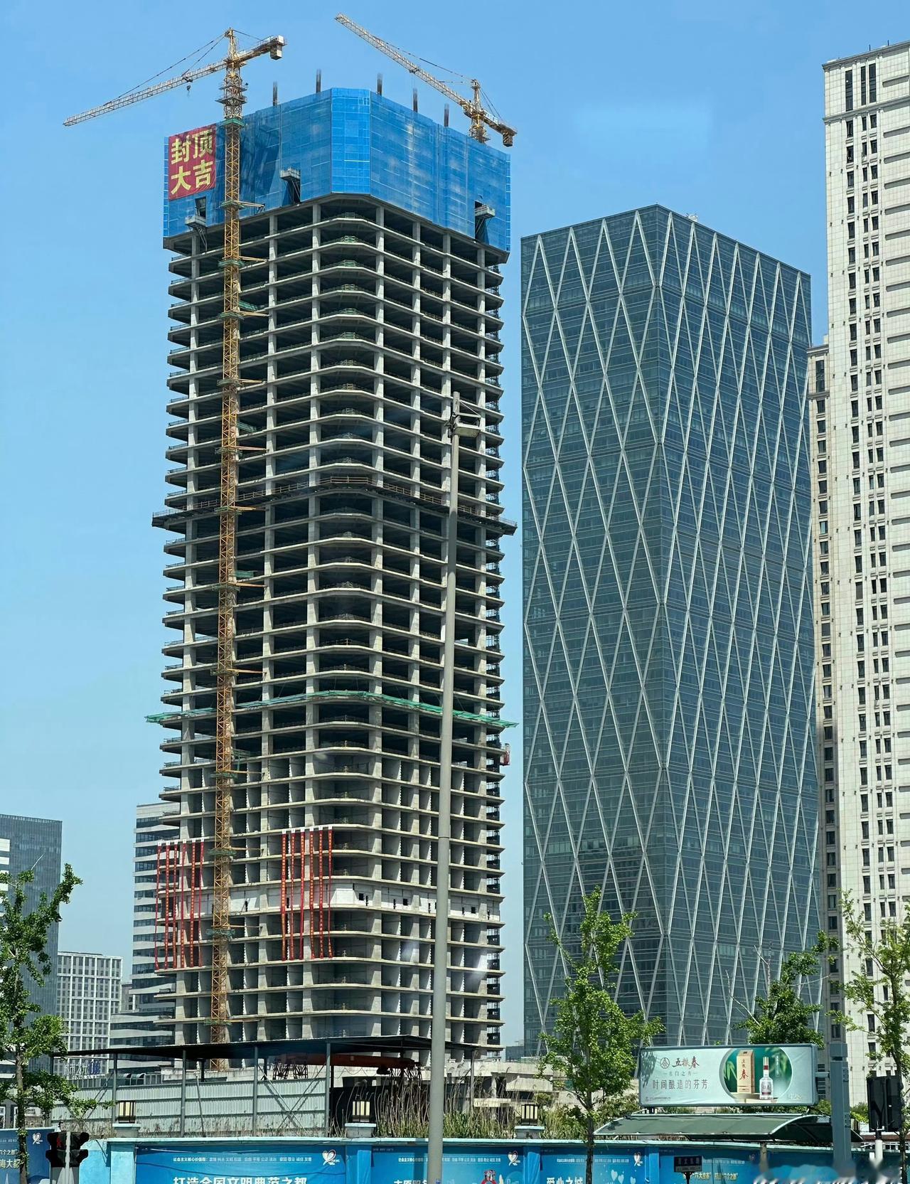 宁波原“城市之光”副楼预计年内正式复工。目前施工人员已入驻工地，正有序开展前期准