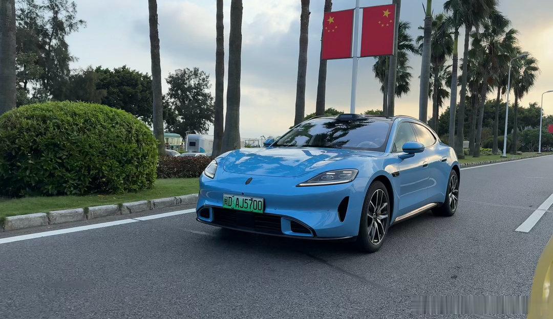 这个假期，都和它在一起溜背低趴，无框车门一开，颜值在线城市NCA一开，跟车顺、变