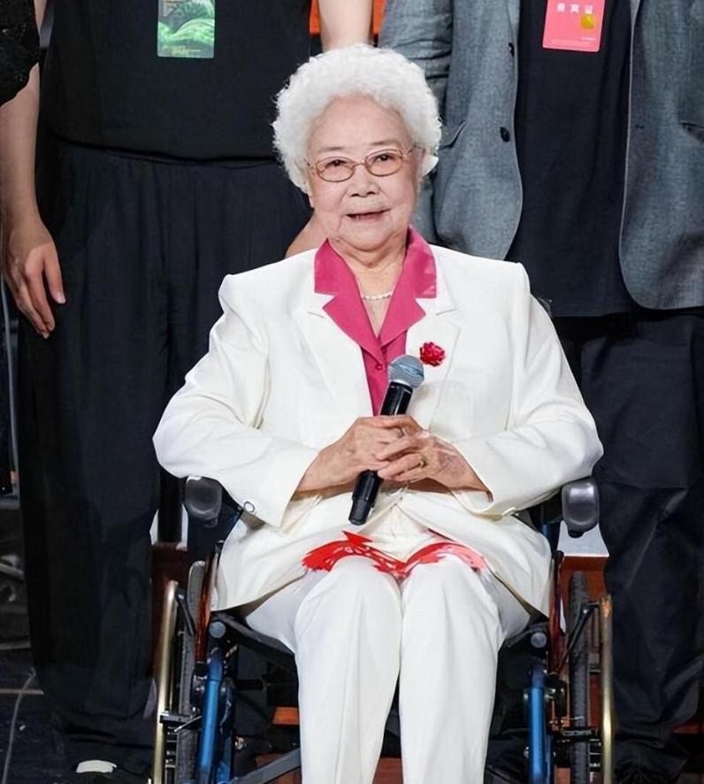 实在令人敬佩！身为正军级离休干部、享有三万多元月薪的人民艺术家田华，生活简朴，每