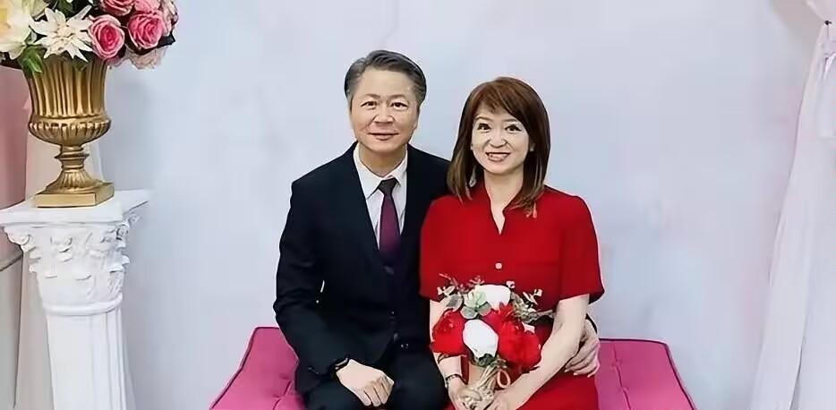 说真的，周玉琴嫁给赖岳谦，最抓马的不是差12岁，也不是二婚。
是她立过三条线：不