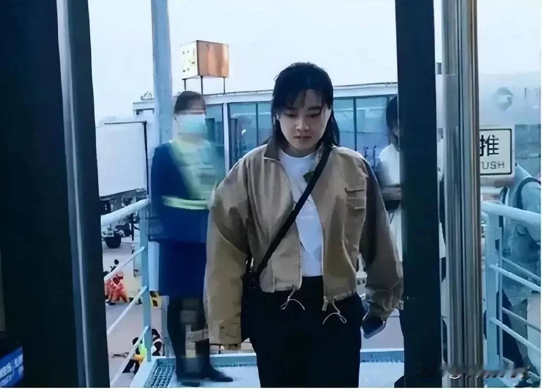 贾玲机场登机照曝光，高冷形象引热议

近日，知名演员贾玲的一组机场登机照片在网络