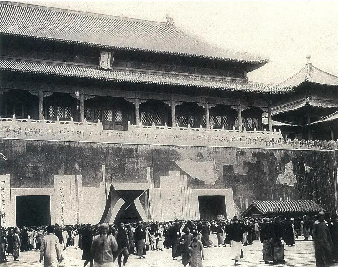 1913年2月22日凌晨，隆裕太后病逝于长春宫，终年46岁。袁世凯下令全国下半旗