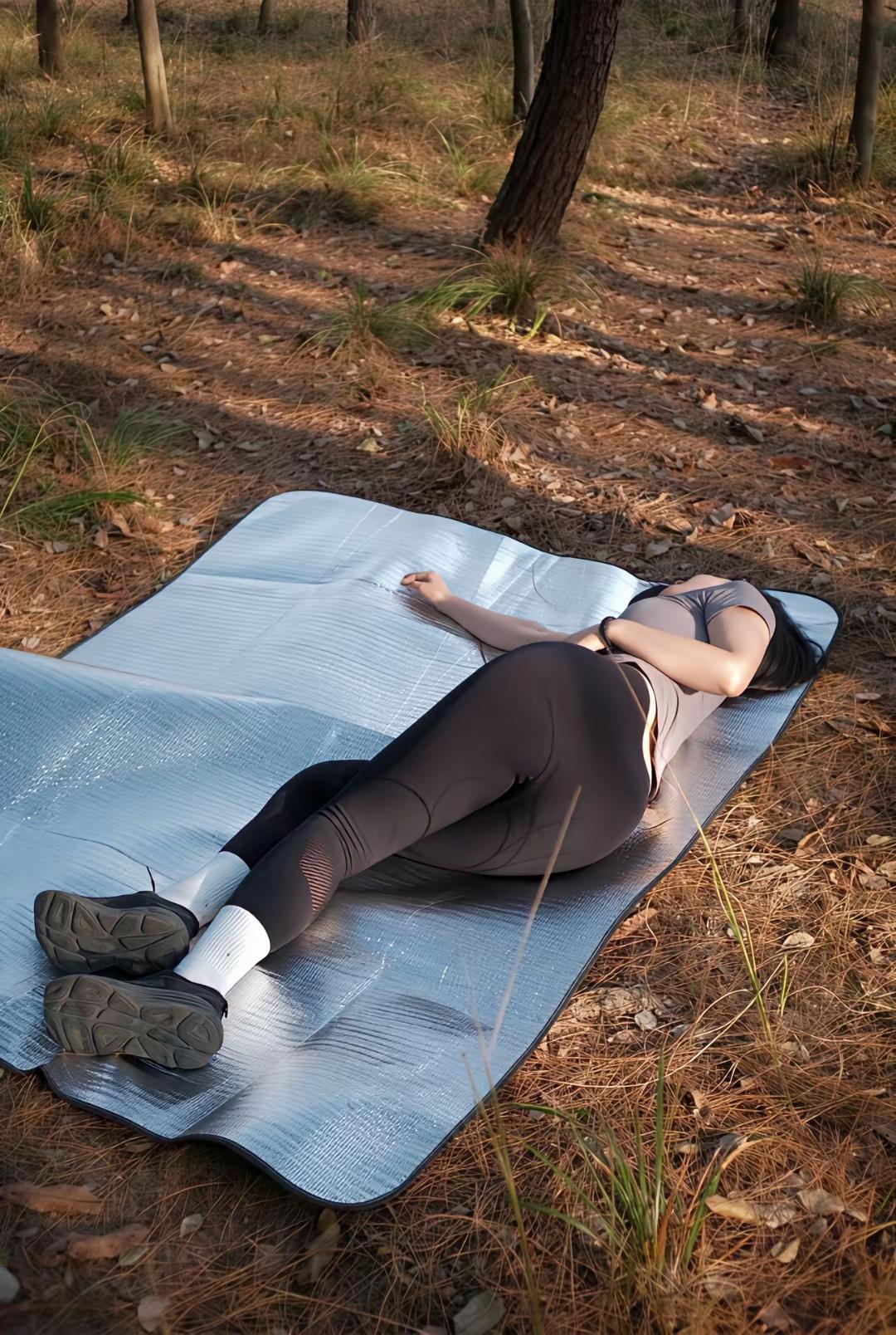 现在年轻女孩子胆子也太大了，在公园的偏僻角落放一个垫子就睡着了，这种凹凸有致的身