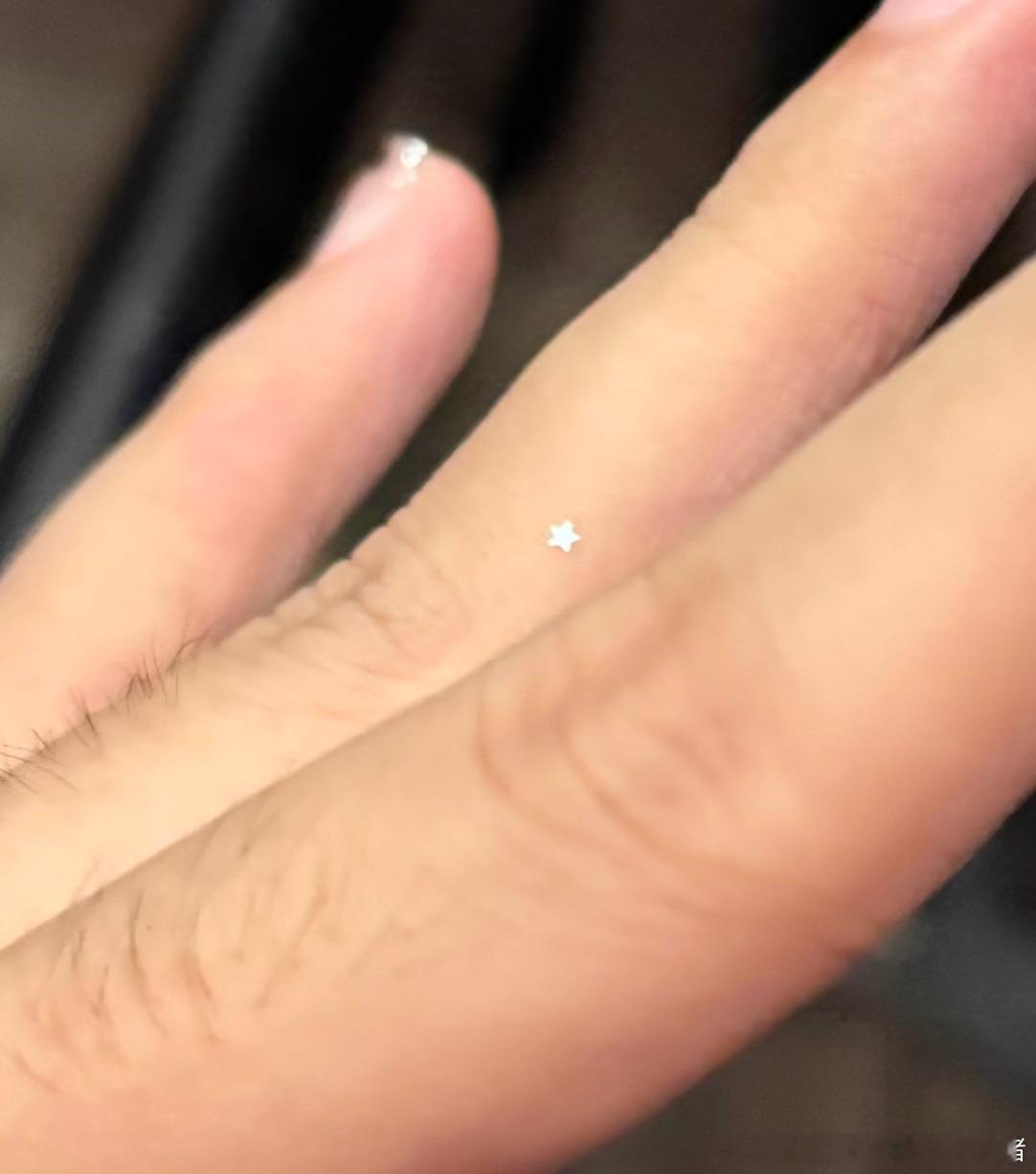 陈粒身上的闪粉有⭐️耶 