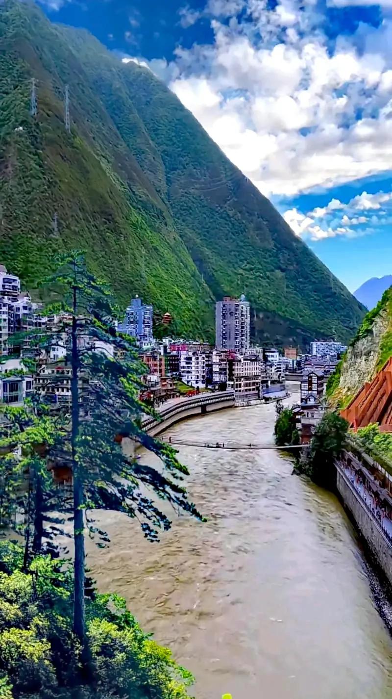 公路曲曲弯弯，在山道上盘来绕去，峡谷中的大渡河出现了，蜿蜒如带，泸定快到了。
