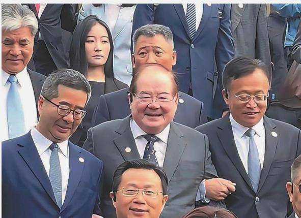 昨天，搀扶着下了中山陵。今天，笑着出现在洋山港。

一位76岁的老人，跟着访问团