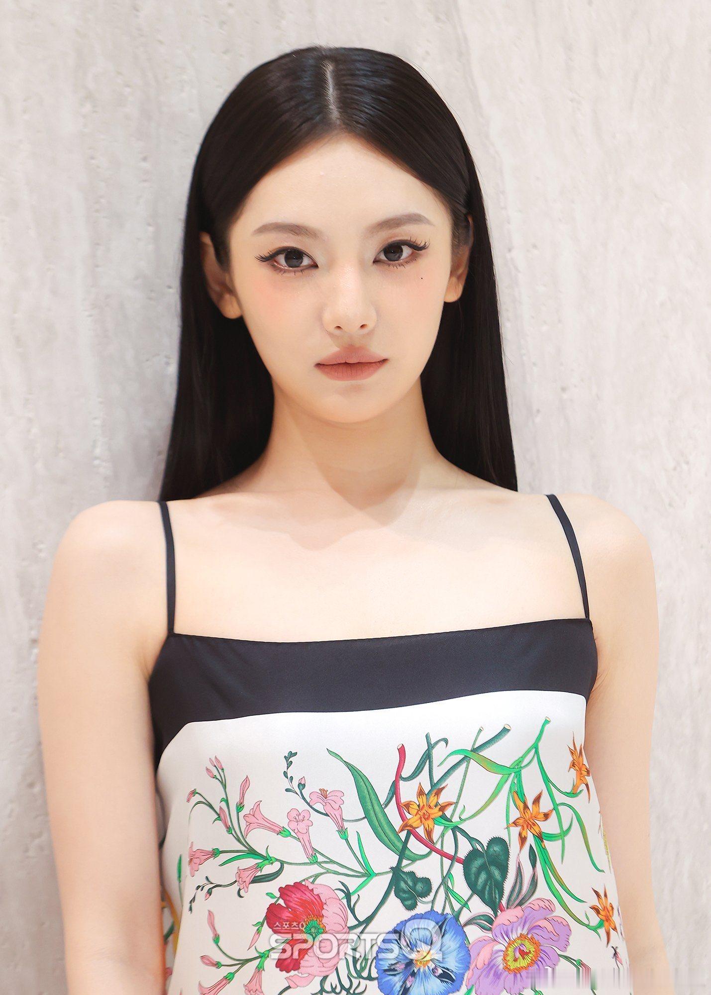 宁艺卓像从花丛中走出来的蝴蝶仙女宁艺卓Gucci活动黑长直造型宁艺卓黑长直花卉吊
