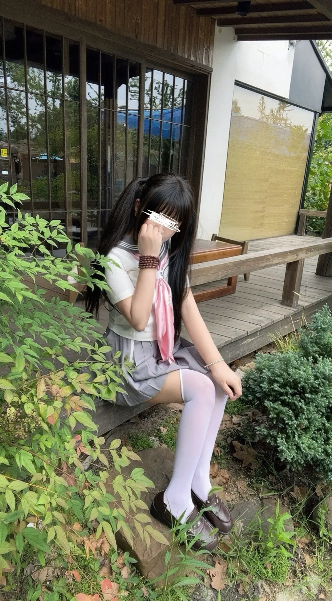哭吧  眼泪是人类的养料  泪流多了  人也就能像一颗大树一样坚强又盎然
