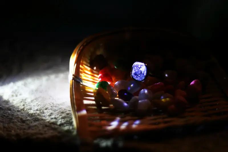 最近浙江一个村可火啦，上百人都涌入去捡“宝石”。据说这“宝石”是萤石，在灯光下能