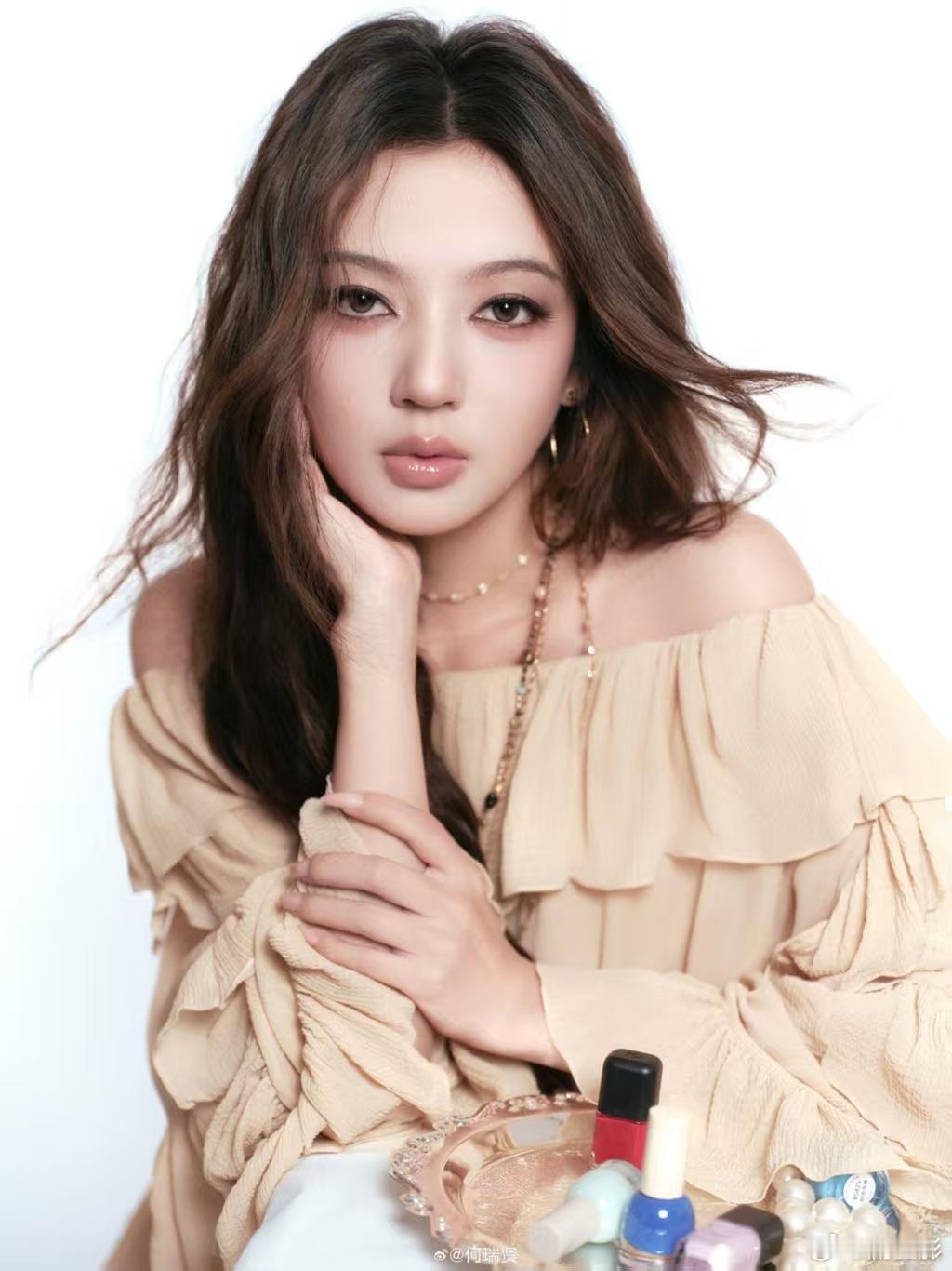 何瑞贤古早韩系烟熏妆何瑞贤一出手就知道稳了 轻轻松松驾驭了时尚的风格，何瑞贤古早