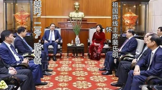 从坐姿上可以明显地看出两人的地位孰高孰低，陈青敏是半躺式的坐在椅子上，而裴氏明怀