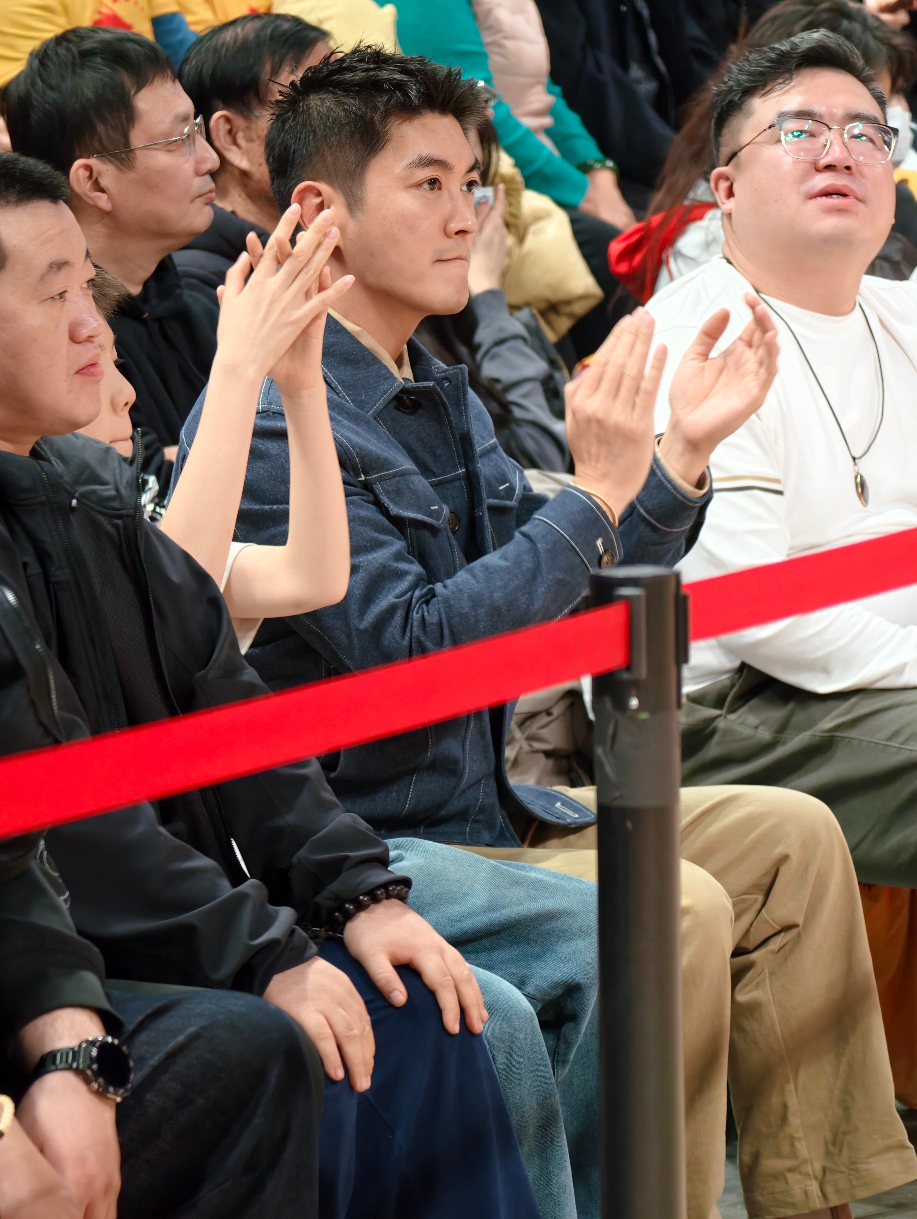 中国男篮vs韩国男篮男篮世预赛中韩对决 演员杜江带儿子观战助威中国男篮 北京·华