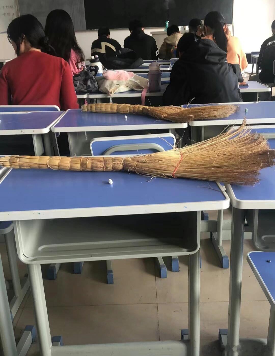 我的老天！你们在干嘛?你们用什么占座呢?！OMG 我们大学生的占座方式真是五花八