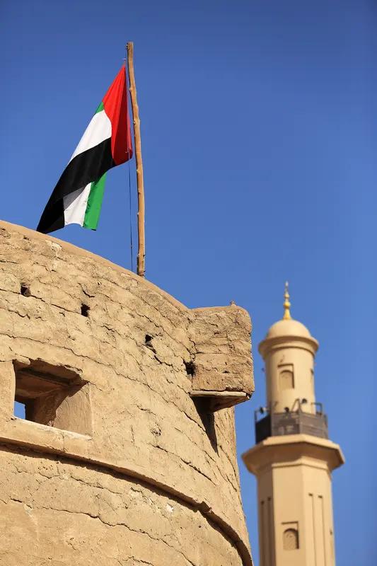 在资源方面，中东是世界上石油储量最大、生产和输出石油最多的地区。石油作为现代工业