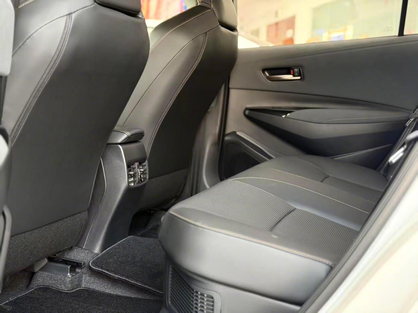 这次的车机屏幕变大了，操作也流畅不少，还支持CarPlay，用起来比老款顺手多了