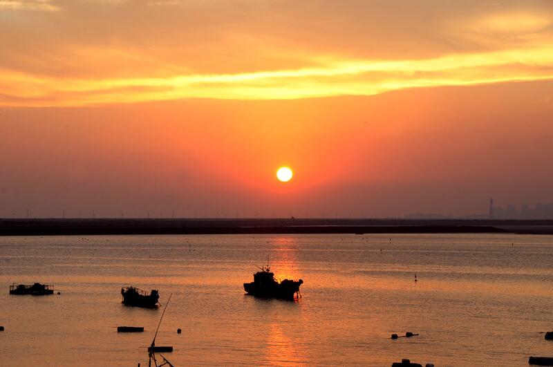 幸福究竟与什么最为紧密相连？不少人觉得是金钱和地位，然而，当夜深人静、万籁俱寂之