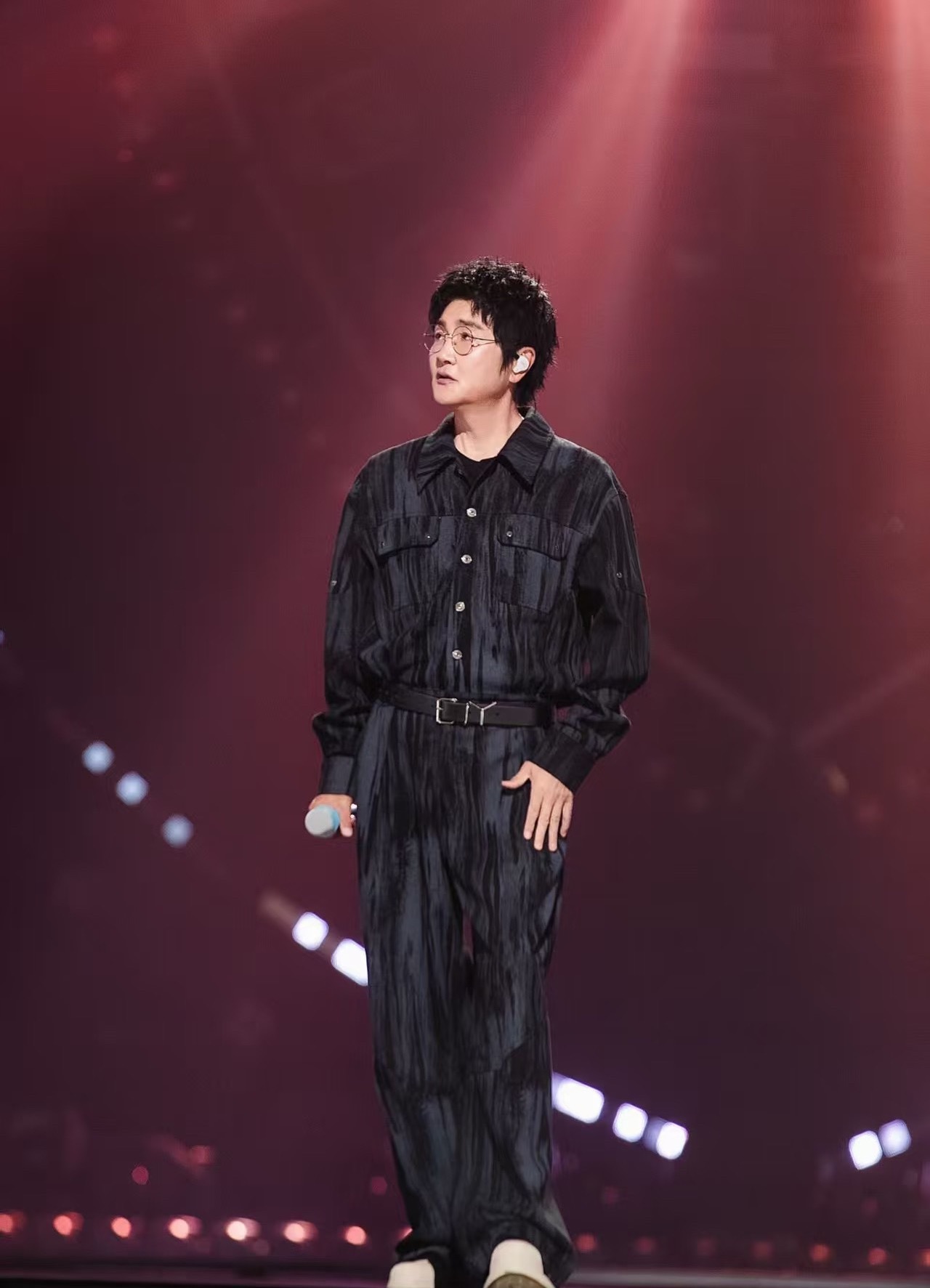 他带来的是经典代表作《你快回来》。有网友感叹：“直播褪去修音，多名选手暴露唱功短