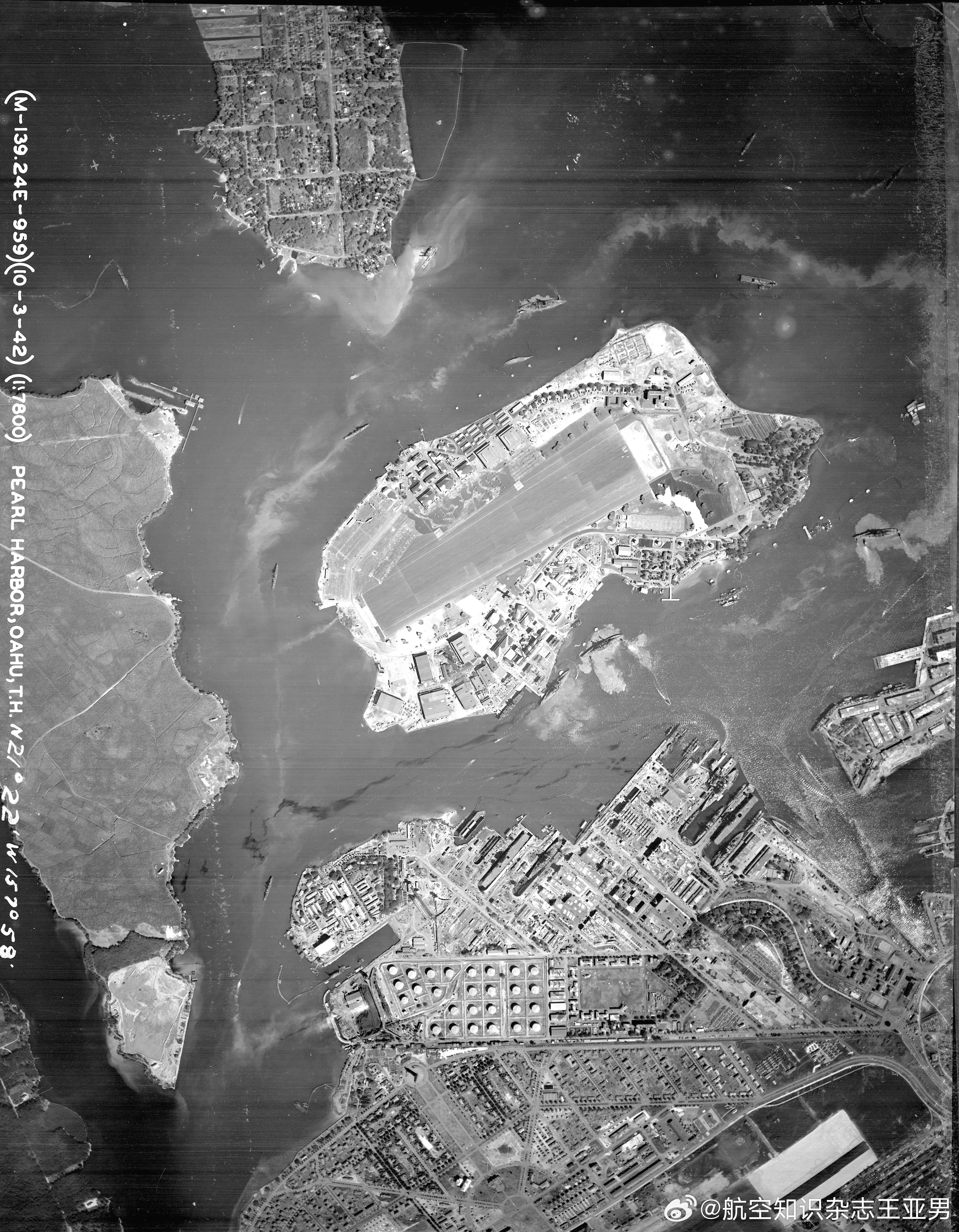 1942年3月10日从空中拍摄的珍珠港，此时距离日军奇袭行动过去刚刚三个月。港口