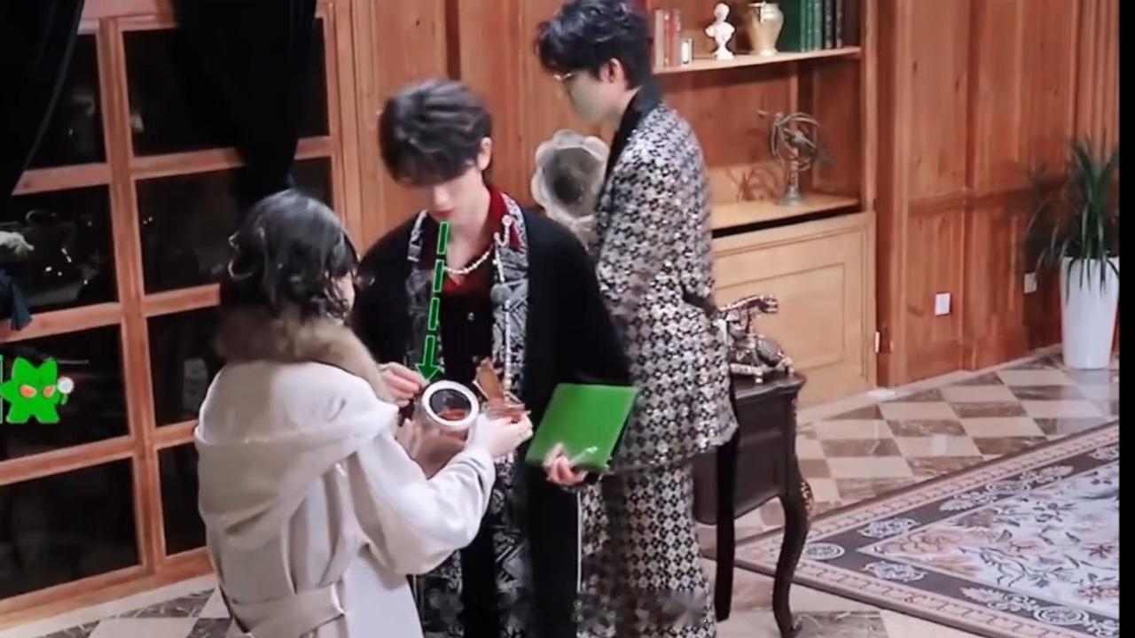王玉雯安慰丁程鑫金靖王玉雯你们就宠丁程鑫吧羡慕丁程鑫的一天！一个投喂零食一个暖心