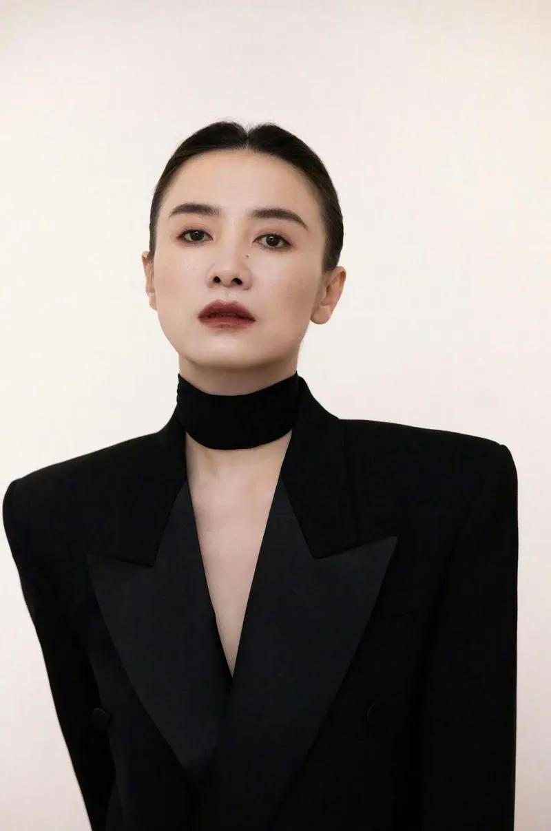 从“小宋佳”到独当一面的实力派，宋佳用演技撕掉了所有前缀。无论是《山花烂漫时》里