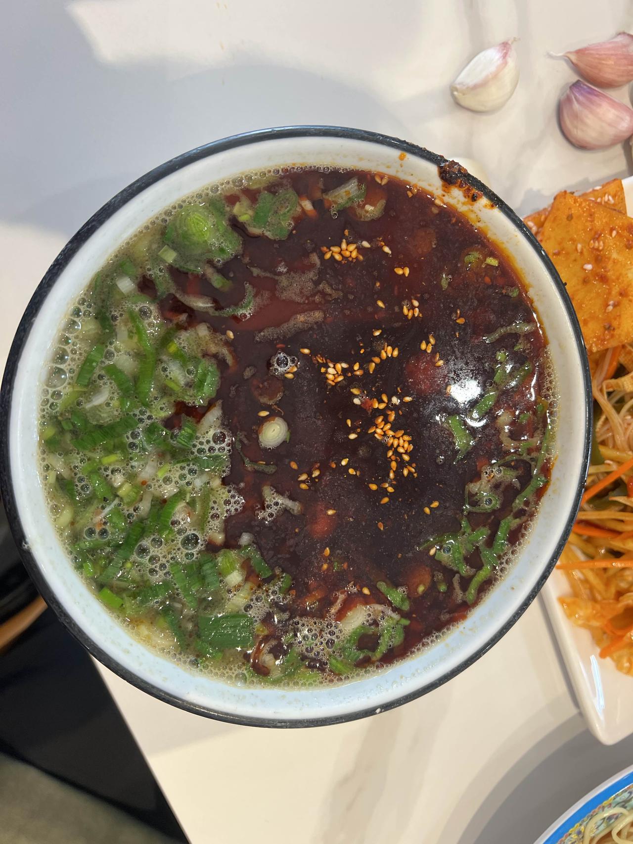 我记得很清楚，当时我们家的楼下有一家牛肉面，老板每天都煮很多牛大骨的汤都是用水缸