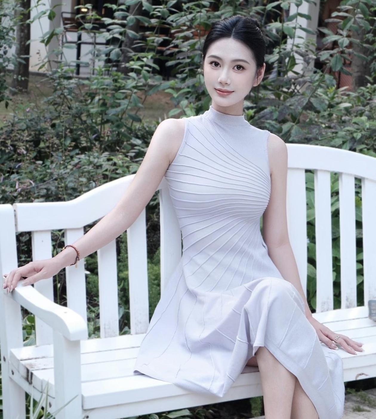 今日街拍，颜值和身材都很完美的小姐姐