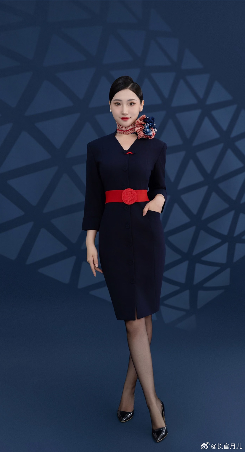 东航空姐的制服照，又美又飒。 