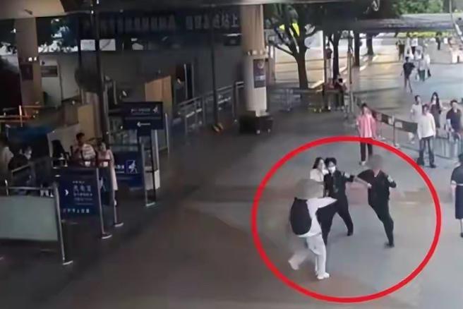 “这事太不公平！”浙江一位高校老师在火车站不慎走错出口，无端遭到安检员恶语辱骂，