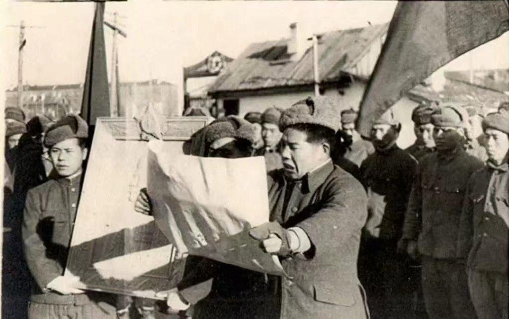 笑不活了，一群在西伯利亚种土豆的日军战俘为斯大林刻了一幅木质画像，送到苏联守卫的