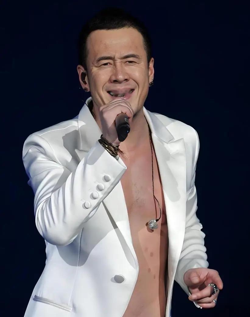 52岁杨坤官宣签约乐华娱乐 ，与韩庚、王一博成同门。杨大爷找到工作了，还真有用人