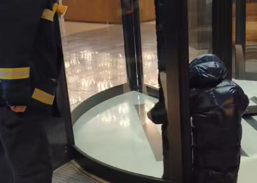 民警监督下的三声道歉，酒店工作人员的委屈，打了谁的脸？
 
山东某酒店的一场暖心