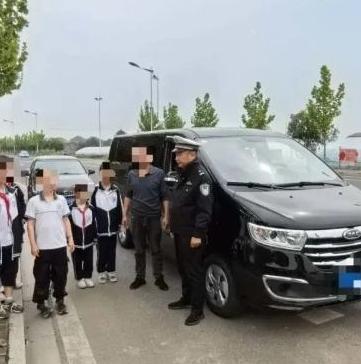 2026年4月24日，湖南常德澧县，一个男子开着自己的私家车，接送8名学生上下学