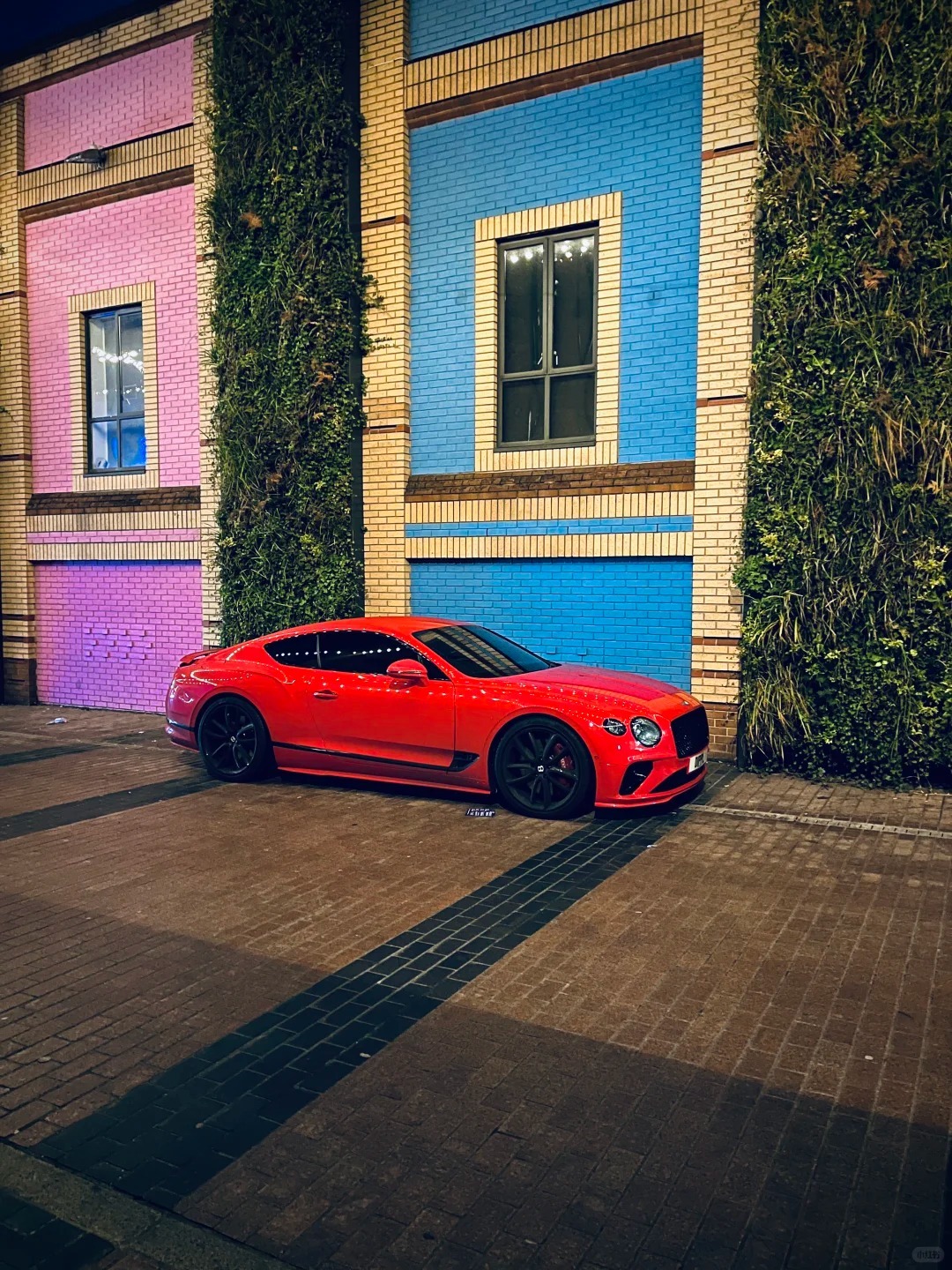 晚上好，大红色的宾利Continental GT不常见还真绝美车片