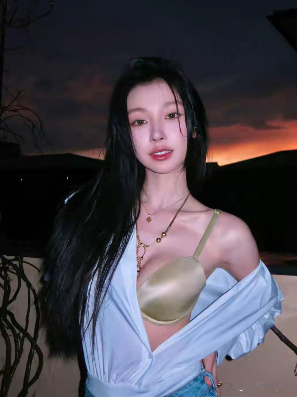 易梦玲拥有优越身材，大方展现自身魅力，画面美得让人移不开眼。 