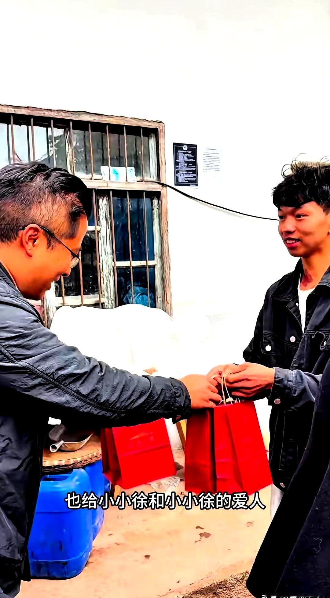 人还没到，路灯先亮了。
云南昭通云丰村的小小徐发视频说，10月31日结婚，家里只
