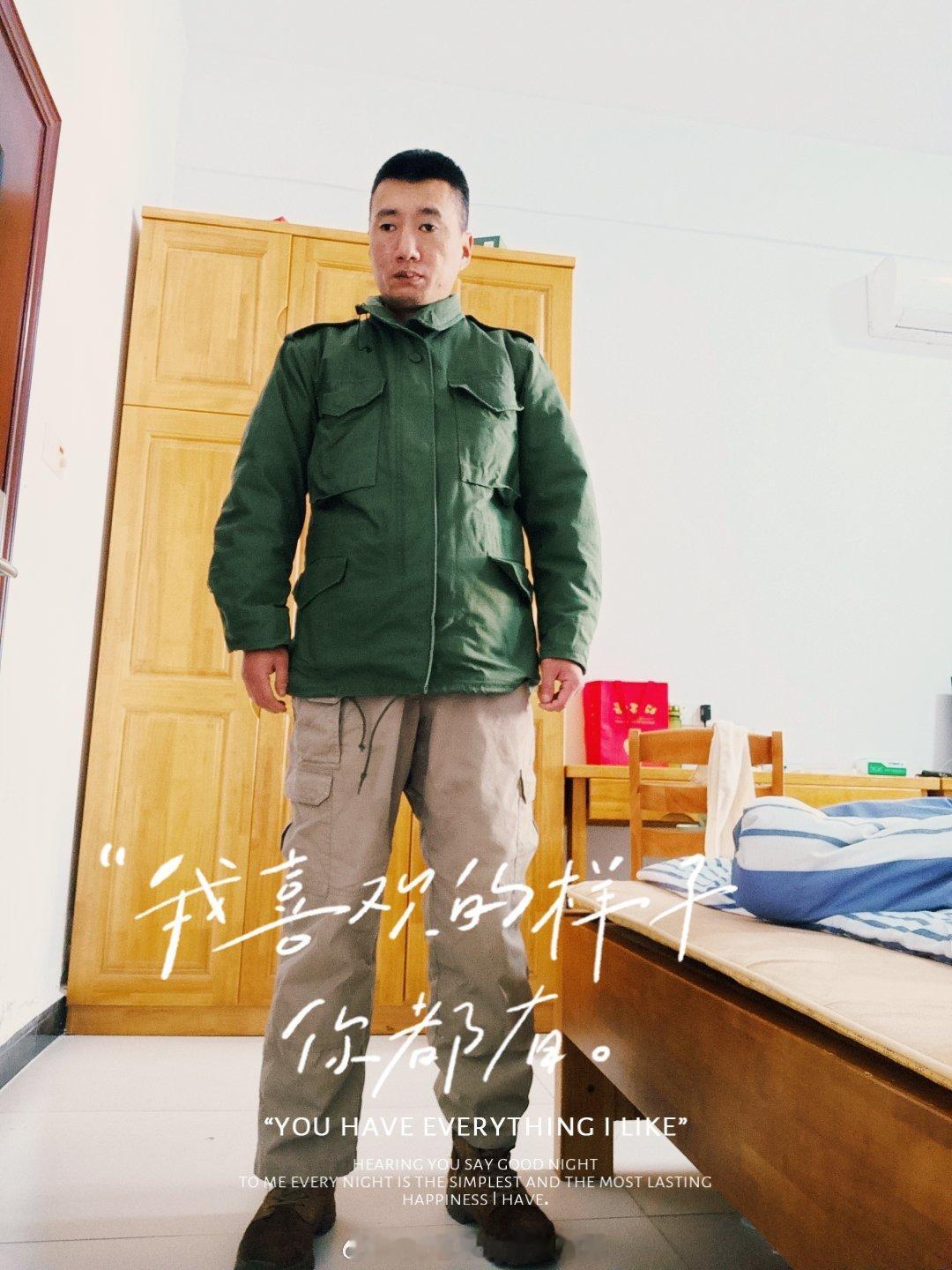 赫利肯M65风衣在冬季穿偏硬还修身，尤其是脖子容易灌风需要搭配围巾，也就适合穿着