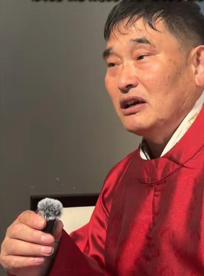 大衣哥朱之文的演出日程已排到8月份，每日都有演出邀约，然而他却并未全部承接，只为