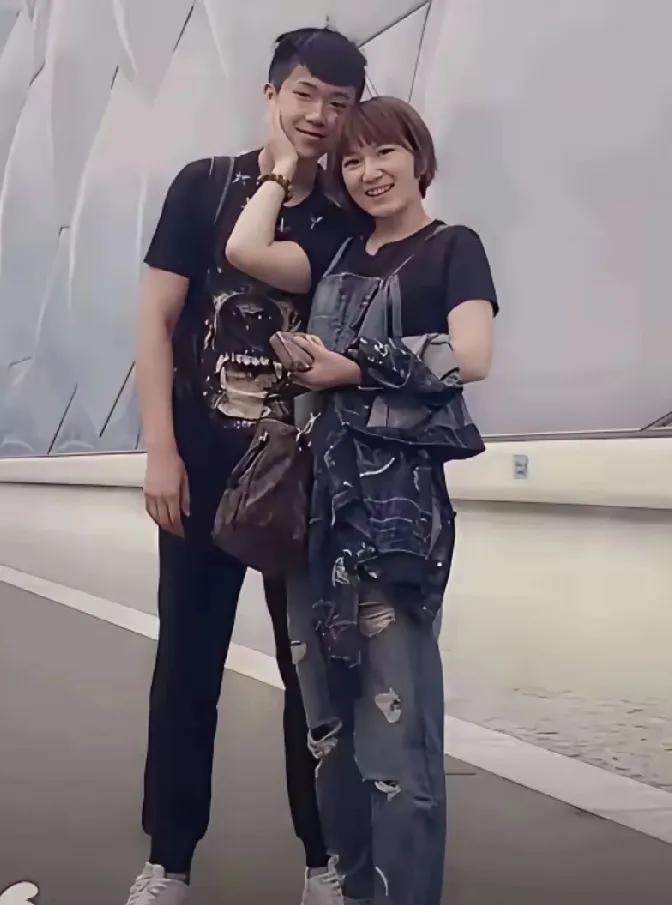 王楚钦与神秘美女同框，球迷好奇求解
 
刷到王楚钦和一位美女姐姐的合影，瞬间激起
