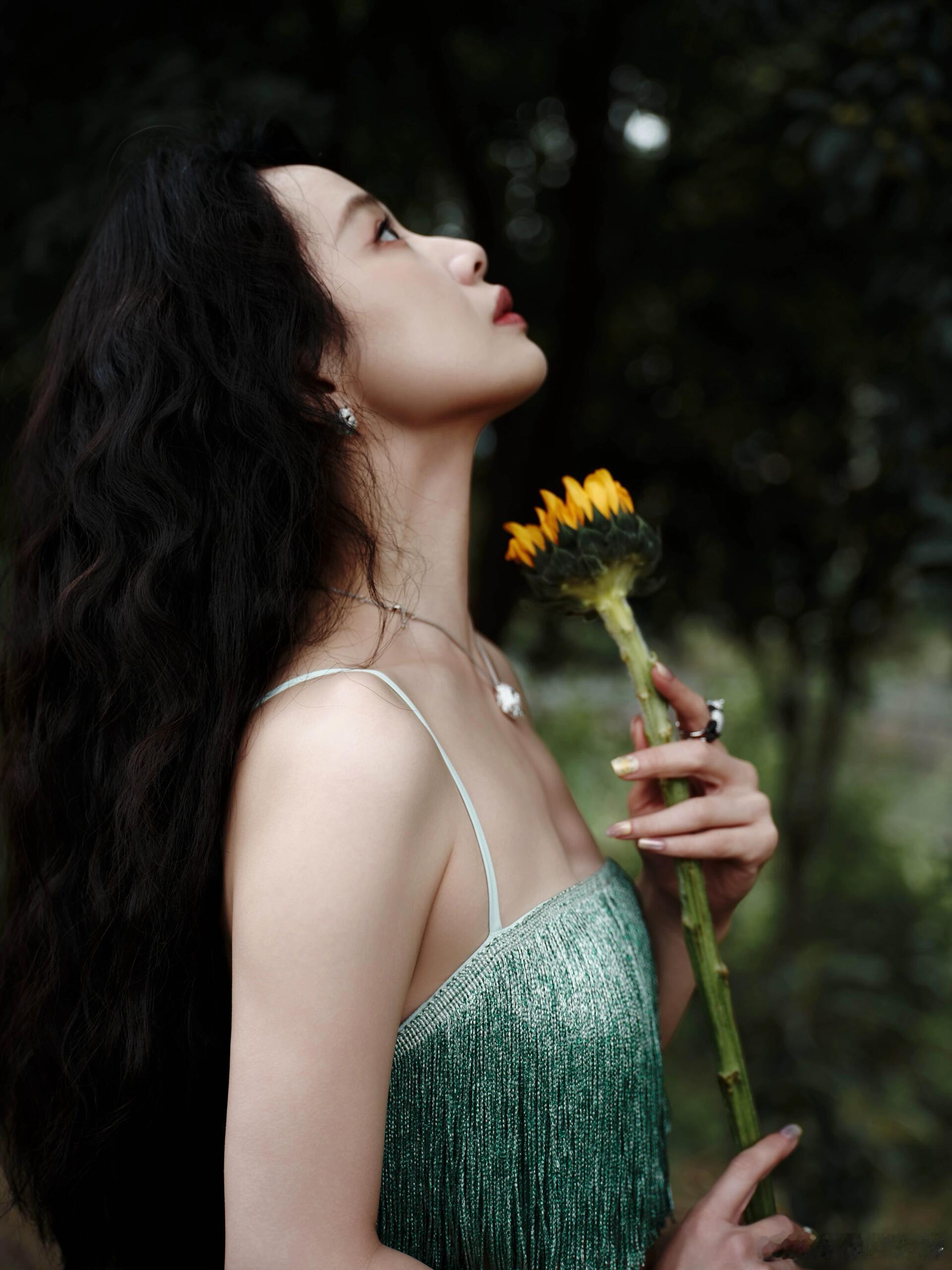 李梦早期居然是文艺小白花在那个年轻且无畏的时光里，她是我们心中那朵最纯洁的花，散