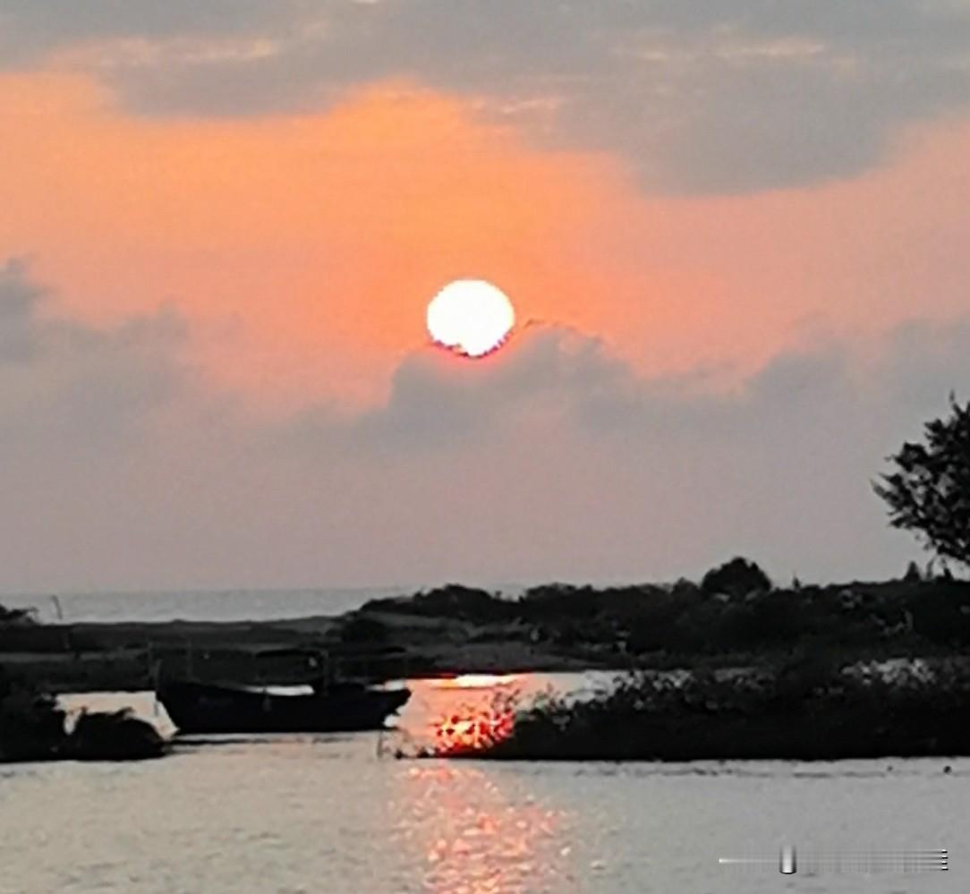 分享一张随手拍海边余晖的美景不到海南省乐东县九所镇龙栖湾，你就不知道海上落日有多