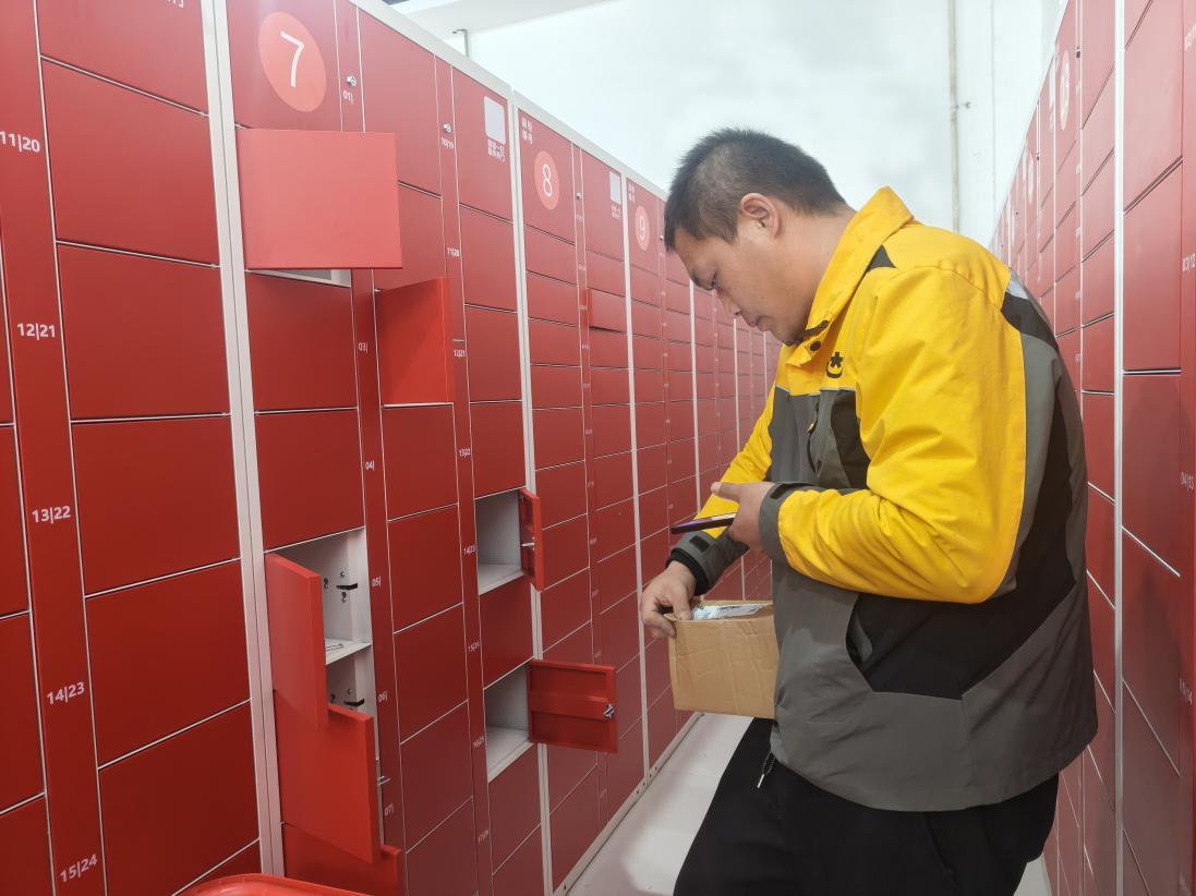 新春走基层丨镇上有个“疯狂小朱” 为村民投递“幸福”