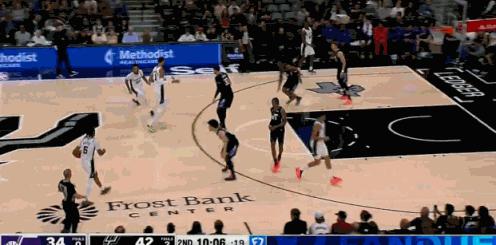 无解！文班亚马这扣篮谁能盖？
在今天NBA常规赛马刺对阵爵士的第二节比赛中，文班