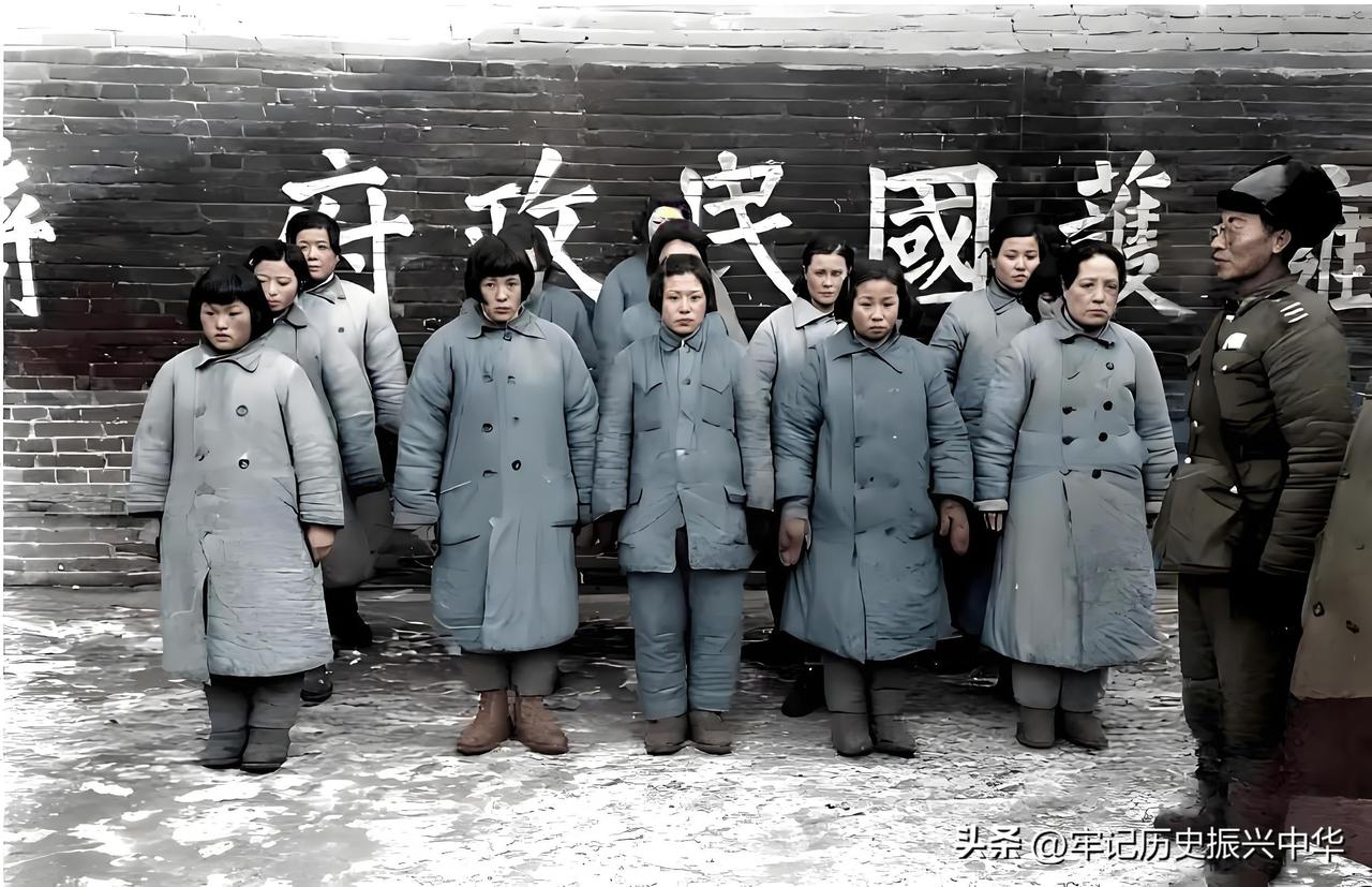 被俘的东北野战军女战士
1948年，沈阳国民党军临时战俘营，照片上是四平战役结束
