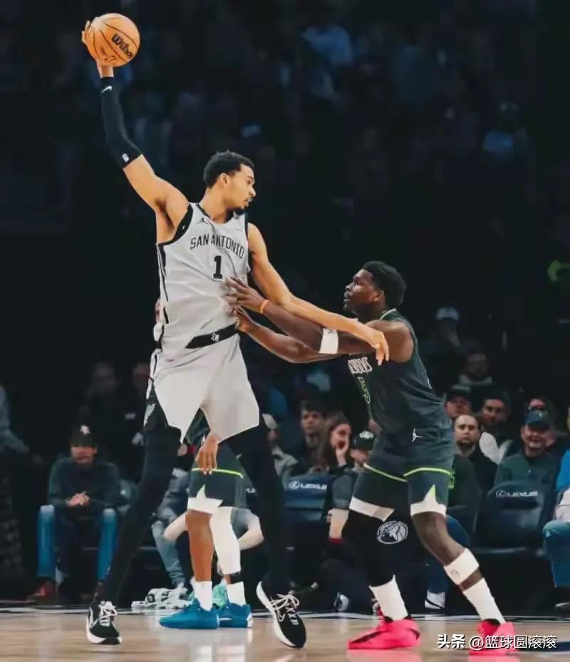 这两张图直接把森林狼双状元的心态给整崩了！文班亚马这恐怖的身高臂展，在森林狼两大